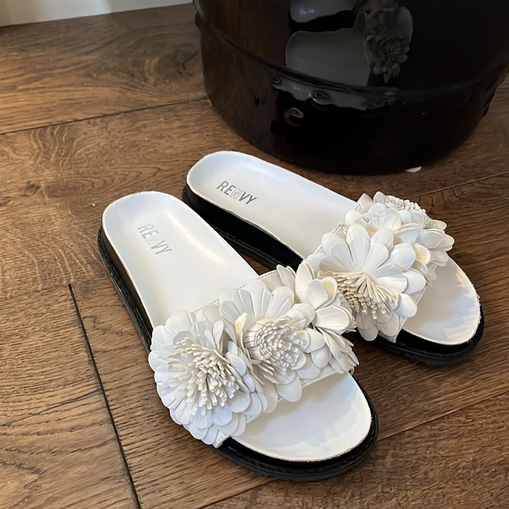 NWT RENVY Slip On Sandal 8M